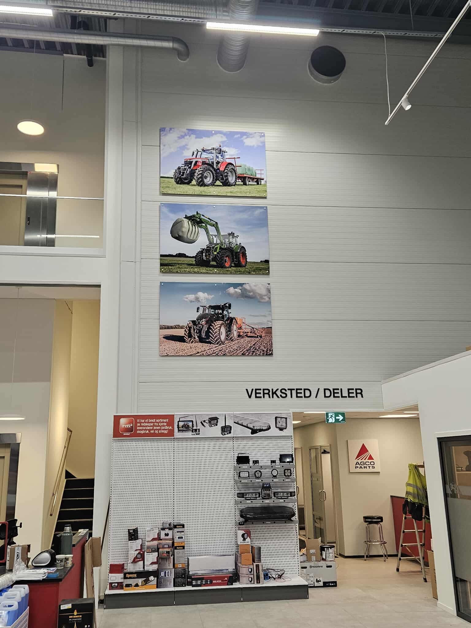 Foliedekor, skilt, bilder og reklame produsert av Neontex i Trondheim, for Eik Senteret Surnadal